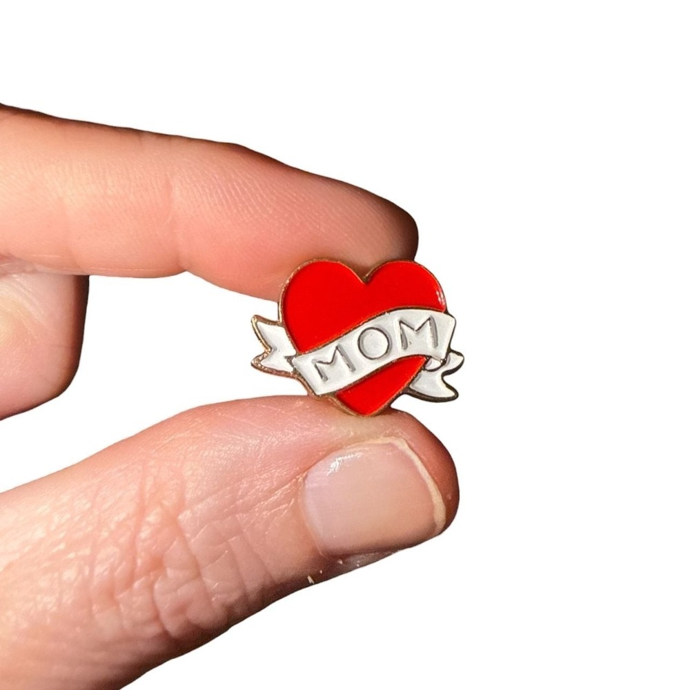MOM Heart Rocker American style Pinback Lapel Pin Enamel Badge